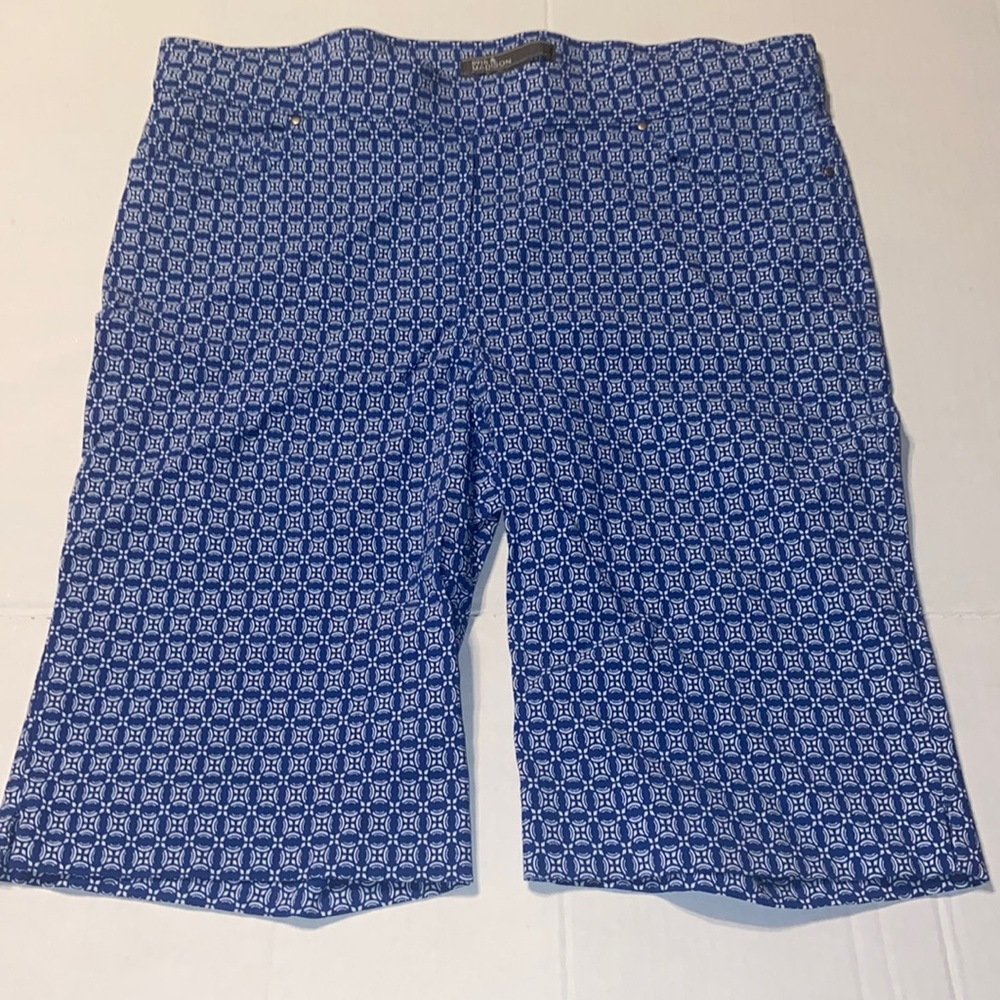 89th & Madison blue and white Bermuda style shorts size M